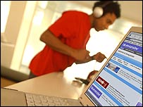 संगीत सुनता एक आदमी