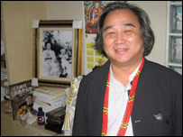 Ông Ngô Cẩm Phát trước hình chụp mẹ và bà nội 