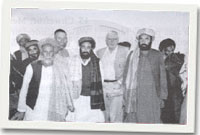 Paul Smith gyda grwp o ffermwyr