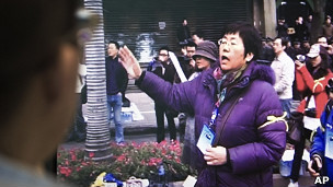 王荔蕻儿子齐健翔观看母亲（紫色外套者）在福州请愿的视频（25/7/2011）