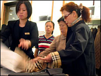 Chinesas compram roupas numa loja da Burberry em Xangai