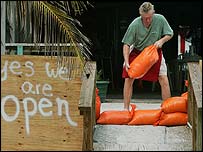 क्यूबा में विल्मा तूफ़ान के बाद एक गाँव 