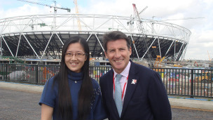 贺康静与伦敦奥组委主席科勋爵在奥运主会场前