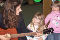 Gwyneth Glyn ar faes y Steddfod