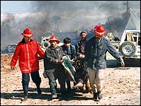 Bombeiros socorrem vítima em área do acidente