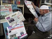 Palestinos acompanham notícias sobre a saúde de Ariel Sharon