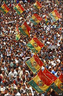 Bolivianos foram às ruas tanto para protestar como para apoiar Carlos Mesa