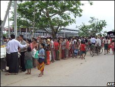 Người dân đợi đồ tiếp tế tại thị trấn Tontay