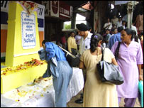 ممبئی کے اندھیری ٹرین سٹیشن پر لوگ دھماکوں میں مرنے والوں کی یاد میں  پطول رکھ رہے ہیں