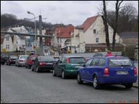 Hàng đoàn xe trở về Đức sau khi đã mua hàng bên phía Balan 