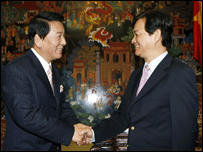 Đặc sứ về quan hệ Nhật -Việt Ryotaro Sugi và thủ tướng Nguyễn Tấn Dũng (ảnh của TTXVN)