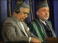 حامد کرزی (راست) و شوکت عزیز در اجلاس صلح