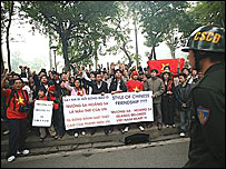 Biểu tình phản đối Tam Sa trước ĐSQ Trung Quốc ở Hà Nội hôm 9.12.2007