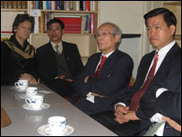 Ông Vũ Khánh Thành (thứ ba từ trái) đang trao đổi