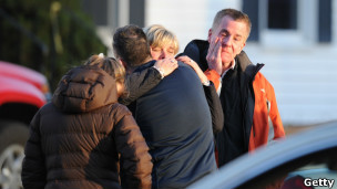 Vizinhos choram após desfecho trágico em Newtown (foto: Getty Images)