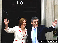 Gordon Brown cùng phu nhân trước cửa văn phòng hôm thứ Tư