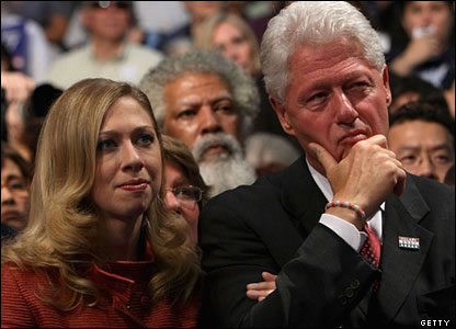 Con gái Chelsea và chồng của bà Clinton, cựu Tổng thống Bill Clinton tại đại học Baruch, New York hôm 03/6/2008