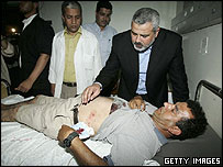 İsmail Hanya, saldırıda yaralananları ziyaret ediyor