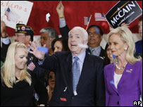 A família McCain durante evento de campanha