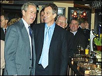 Джордж Буш і Тоні Блер у пабі в Седжфілді