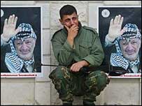 Arafat posterleri önünde ağlayan bir Filistinli