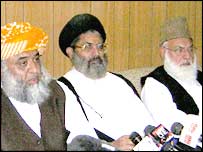 قاضی حسین احمد اور مولانا ظفر الرحمٰن (فائل فوٹو)