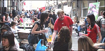 يکی از کوچه های پر رفت و آمد در محله بريک لين