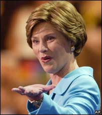 A primeira-dama dos Estados Unidos, Laura Bush, discursando durante a convenção do Partido Republicano nesta terça-feira, em Nova York