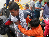 Sobreviventes desembarcam em Surabaya