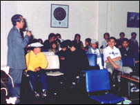 Một buổi đón tiếp các thanh thiếu niên Việt Nam nhập cư ở Luân Đôn