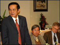 Đại Sứ Lê Công Phụng với báo giới ở Tòa Đại Sứ Việt Nam tại Washington DC hôm 23.01.2008