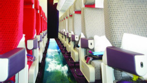 維珍老闆理查德·布蘭森愚人節在其推特上發佈的玻璃地板飛機圖片