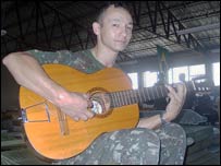 Cabo Edson Nunes de Jesus, do Batalhão de São Leopoldo, toca violão