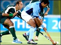 فائل فوٹو: پاکستان کے علی غضنفر اور انڈیا کے دلیپ ترکی