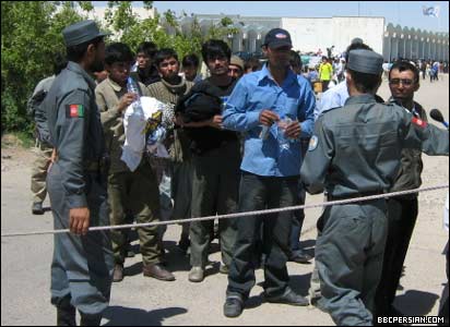 مهاجران اخراج شده و پلیس افغان در داخل گمرک مرزی اسلام قلعه