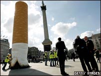 特拉法加广场上的巨型烟头