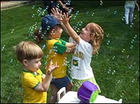 Crianças com cidadania provisória, filhas de imigrantes brasileiros 
