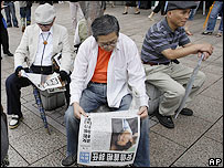 Dân Nhật đọc báo-hình minh họa