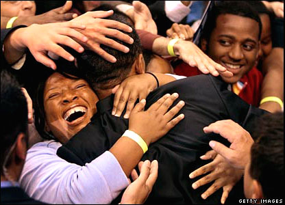 Ông Obama trong vòng tay những người ủng hộ tại St. Paul, Minessota, ngày 03/6/2008