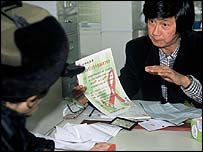 پزشکی در حال صحبت با يک بيمار آلوده به ويروس اچ آی وی در چين