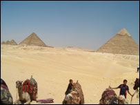 Ambulantes próximos das pirâmides