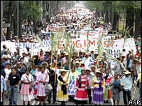 Mulheres da comunidade Mazahua participam de marcha durante o Fórum