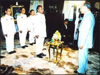 Quốc vương Bhumibol Adulyadej nói chuyện với các chánh án (Ảnh Hoàng gia Thái Lan)