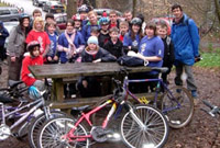 Teulu Twm - cwblhau'r Bobathon drwy seiclo i Gastell Coch