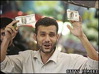 Maaşını gösteren bir Filistinli