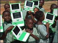 Crianças com laptops XO