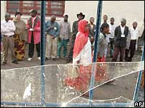 Eleitores congoleses fazem fila