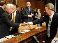 O senador Christopher Dodd e o presidente da GM, Dick Wagoner