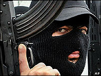 Militante usando máscara (arquivo)