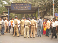 دیا۔ان کے گھر کے باہر ان کے حامیوں اور پریس کی کافی بھیڑ جمع تھی ۔